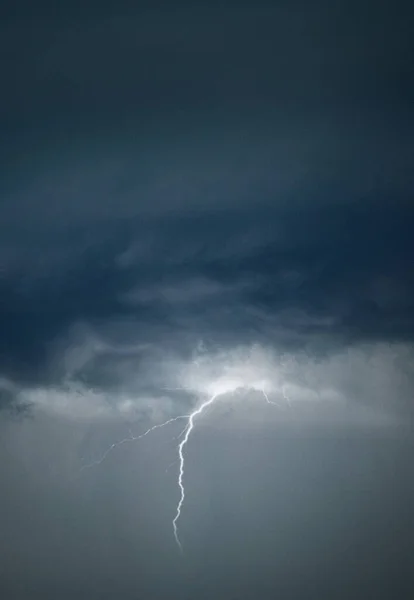 曇り空の雷の美しいショット — ストック写真