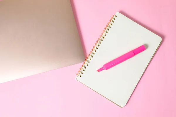 Een Bovenaanzicht Van Een Marker Een Open Notebook Naast Een — Stockfoto