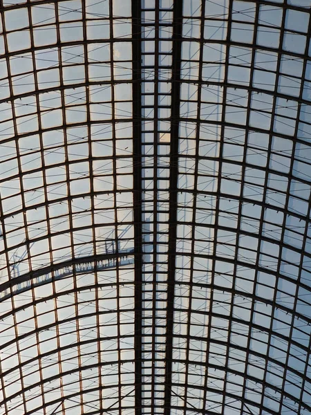 Een Lager Uitzicht Van Een Aarts Glas Modern Plafond — Stockfoto