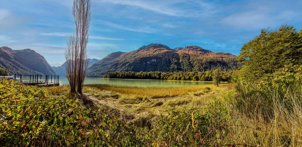 Eine Wunderbare Berglandschaft Mit Ruhigem See Und Viel Grün — Stockfoto