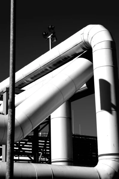 Een Grijswaarden Shot Van Grote Pijpleidingen Het Industriegebied — Stockfoto