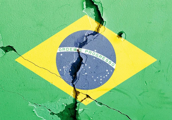 Bandiera Nazionale Del Brasile Dipinta Muro Rotto Intemperie Concetto Conflitto — Foto Stock