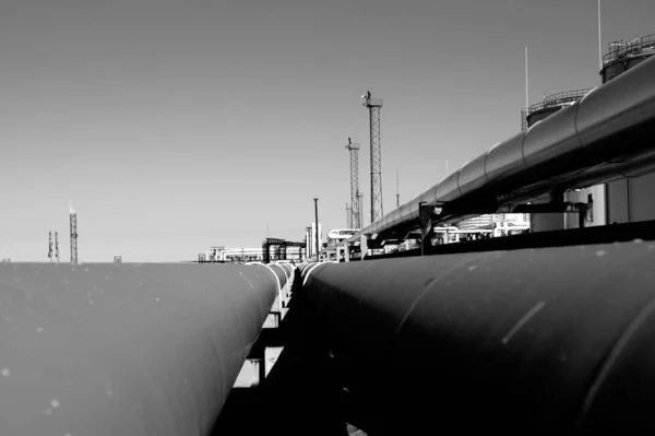 Ένα Γκρι Πλάνο Από Μεγάλους Αγωγούς Αερίου Στο Εργοστάσιο — Φωτογραφία Αρχείου