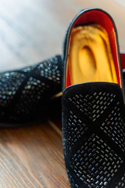 Nahaufnahme Eines Schwarzen Schuhs Mit Gemusterten Perlen — Stockfoto