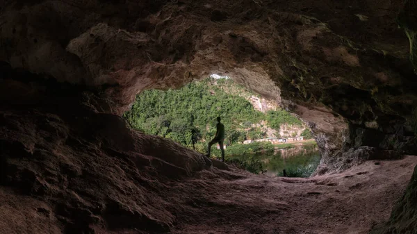 Una Silueta Hombre Hispano Pie Dentro Una Cueva Oscura Disfrutando —  Fotos de Stock