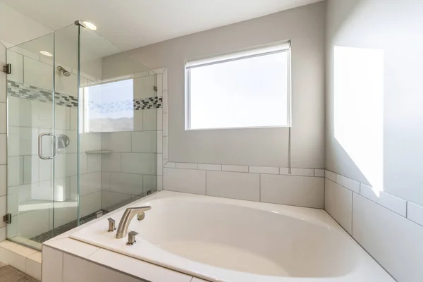Baño Moderno Apartamento Con Muebles Blancos — Foto de Stock