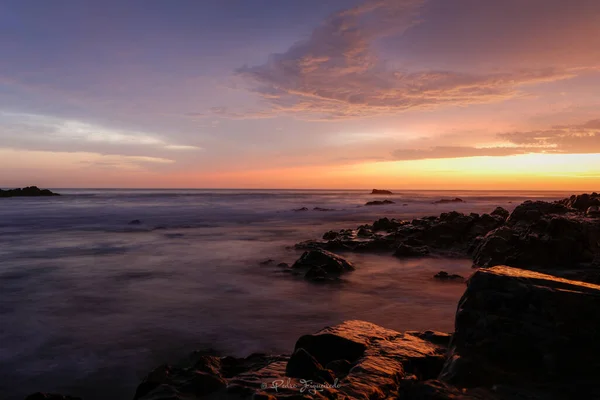 Kayalık Bir Okyanus Sahilinden Gün Batımının Manzarası — Stok fotoğraf