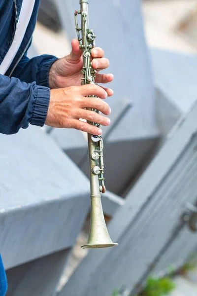 Uno Scatto Verticale Musicista Sesso Maschile Che Suona Clarinetto Una — Foto Stock