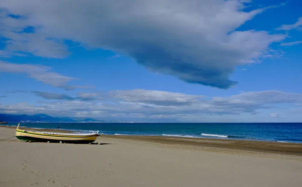 Pequeno Barco Remo Costa Arenosa Praia Sob Enormes Nuvens Cinza — Fotografia de Stock