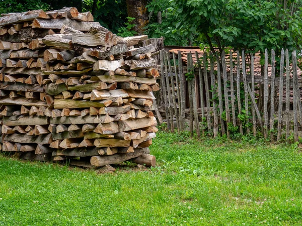 Eine Nahaufnahme Von Brennholz Auf Einem Grünen Gras Einer Garde — Stockfoto