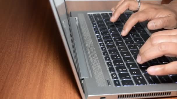 Close Van Handen Van Een Vrouw Typen Een Laptop Toetsenbord — Stockvideo