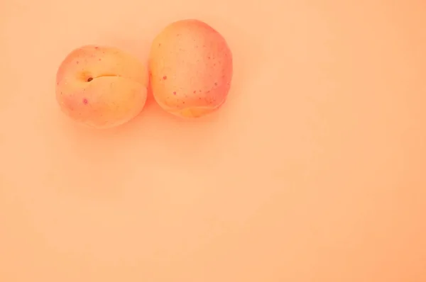 Una Vista Superior Dos Albaricoques Naranjas Maduros Sobre Fondo Naranja — Foto de Stock