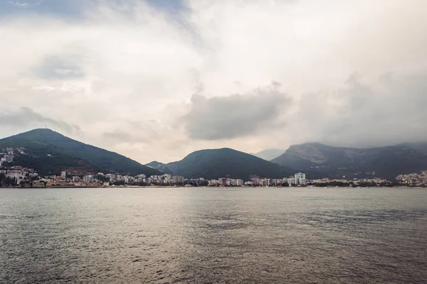 Primer Plano Del Mar Paisaje Urbano Con Montañas Orilla Día —  Fotos de Stock