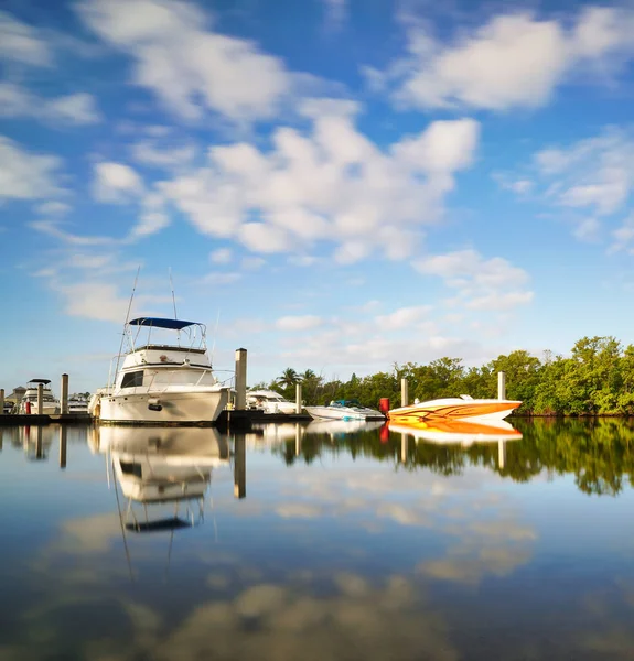 Das Spiegelnde Wasser Des Meeres Und Die Boote Und Bäume — Stockfoto