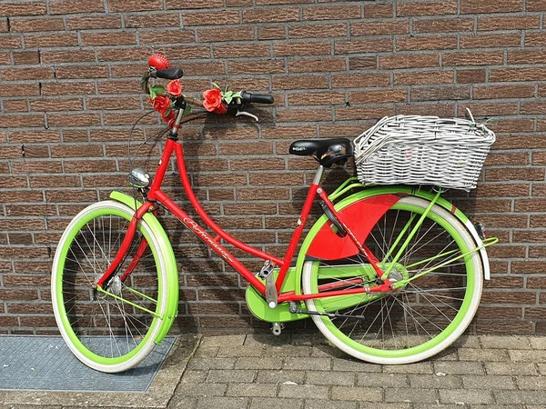 Ein Fahrrad Das Vor Einer Kopfsteinpflastermauer Abgestellt Ist — Stockfoto