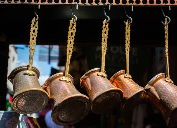 Een Close Shot Van Glanzende Metalen Koffiepotten Een Wazige Achtergrond — Stockfoto