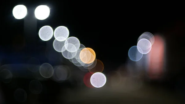 Gece Sokağındaki Bulanık Beyaz Mavi Bokeh Işıkları — Stok fotoğraf