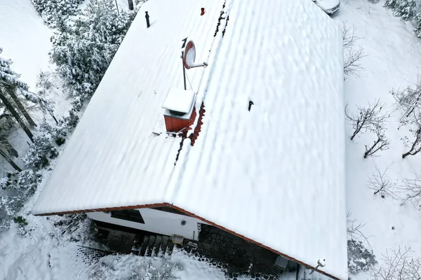 Вид Воздуха Крышу Семейного Дома Трубой Спутниковой Тарелкой Лесу После — стоковое фото