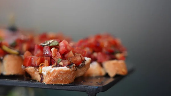 Tiro Seletivo Foco Mini Lanches Apetitosos Uma Mesa Buffet Durante — Fotografia de Stock