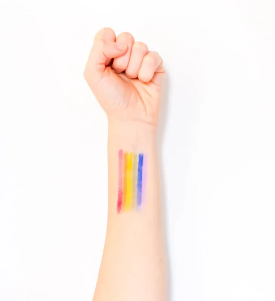 白い背景にLgbtの虹の美学と閉じた拳を示す手の垂直ショット — ストック写真