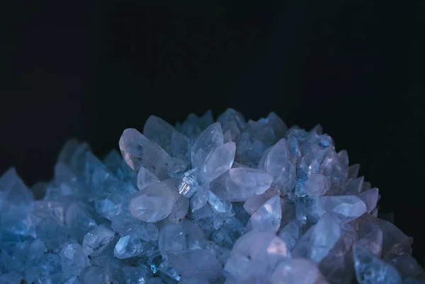 Siyah Arka Planda Beyaz Kristal Mineralin Yakın Çekimi — Stok fotoğraf