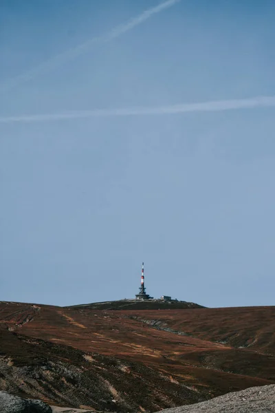 ルーマニアのブエギ山のコスティラのピークの上にラジオやテレビ放送塔 — ストック写真