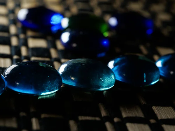 Närbild Genomskinliga Blå Brädspel Polletter Med Ljus Reflekterar Dem Suddig — Stockfoto