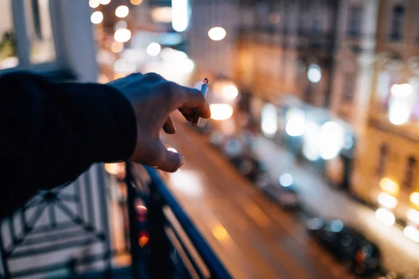 Mano Una Persona Con Una Sigaretta Balcone — Foto Stock