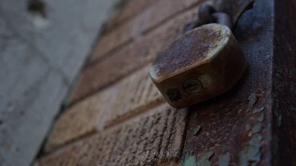 吊るされた錆びた南京錠のクローズアップ — ストック写真