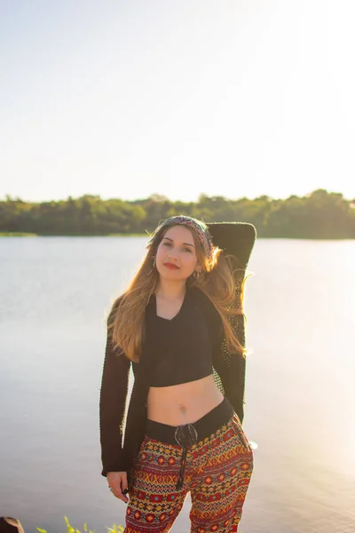 Uma Mulher Argentina Loira Bonita Com Mão Cabeça Posando Beira — Fotografia de Stock