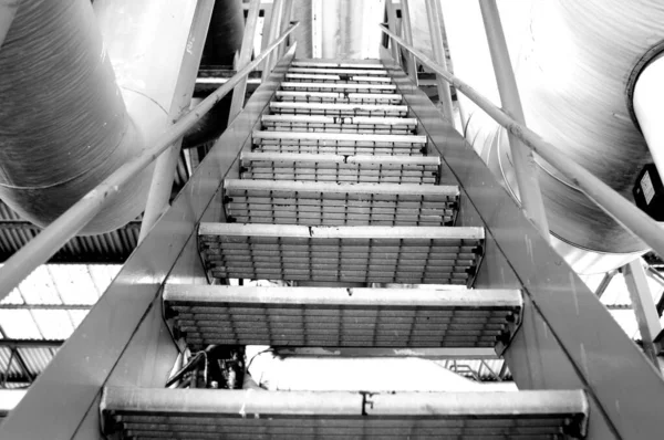工業地帯の金属製の階段の低い角度の眺め — ストック写真
