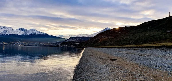 Krásný Výhled Klidné Jezero Zasněženými Horami Pozadí Při Malebném Západu — Stock fotografie