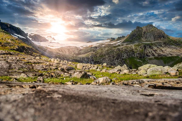 Una Hermosa Foto Las Montañas Sunnmore Noruega Día Soleado — Foto de Stock
