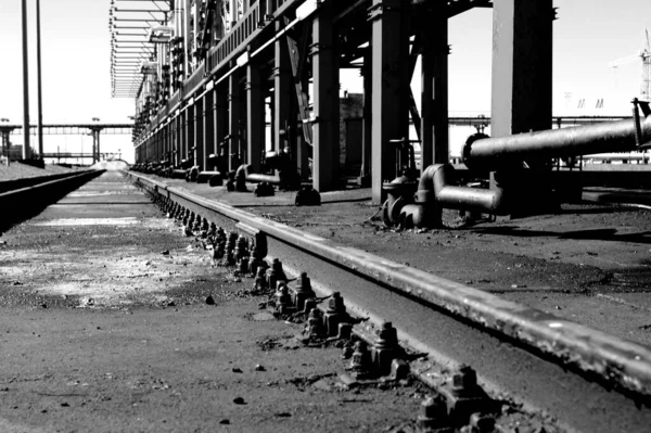 Eski Terk Edilmiş Fabrikanın Dar Bir Yolunun Gri Tonlu Görüntüsü — Stok fotoğraf