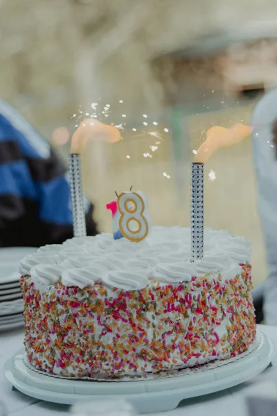 Uma Imagem Vertical Bolo Aniversário Com Creme Branco Velas Fogos — Fotografia de Stock