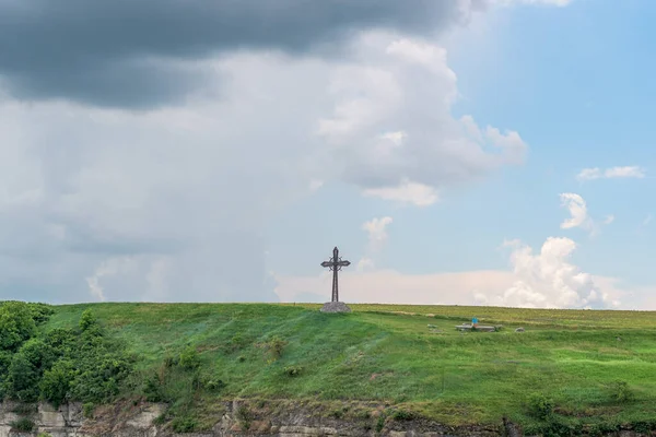 Una Grande Croce Piedi Una Collina Verde Sullo Sfondo Del — Foto Stock