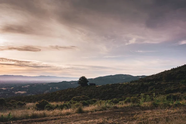 Eine Landschaft Aus Grünen Hügeln Unter Wolkenverhangenem Himmel Während Des — Stockfoto