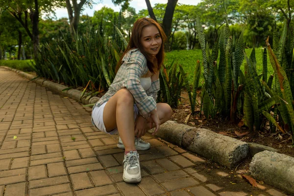 Uma Jovem Mulher Atraente Vietnã Posando Para Câmera Parque Dia — Fotografia de Stock