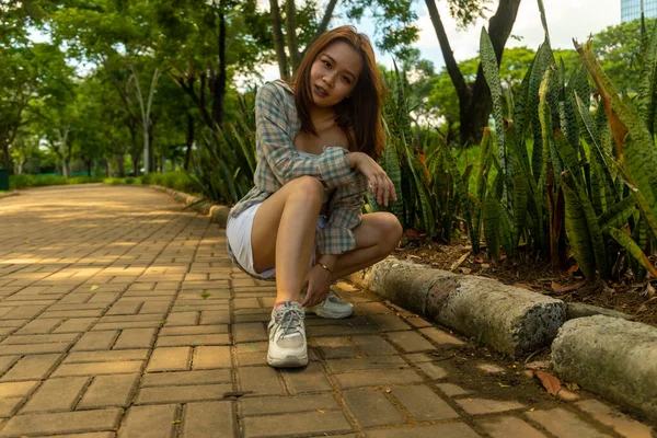 Una Hermosa Dama Alegre Vietnam Sonriendo Para Cámara Parque Día —  Fotos de Stock