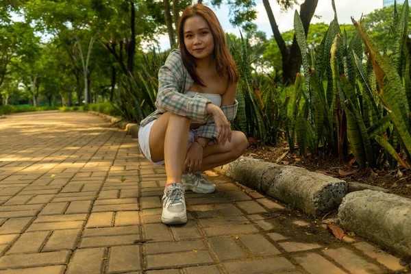 Uma Bela Senhora Alegre Vietnã Sorrindo Para Câmera Parque Dia — Fotografia de Stock