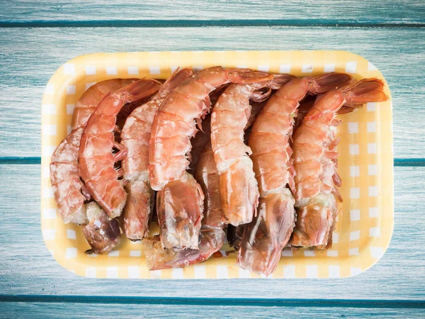 Une Vue Dessus Des Crevettes Royales Fraîches Sur Une Assiette — Photo