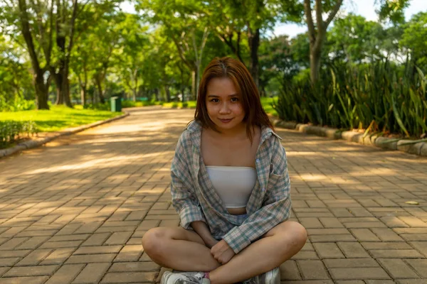 Красивая Молодая Женщина Вьетнама Сидит Скрещенными Ногами Тротуаре Парке — стоковое фото