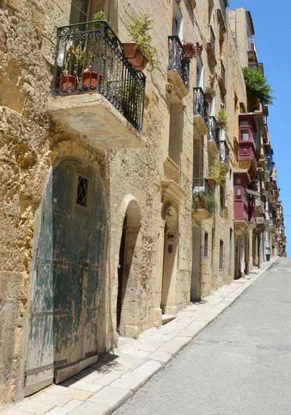 Pionowe Ujęcie Typowej Ulicy Mieszkalnej Domami Valletta Malta — Zdjęcie stockowe