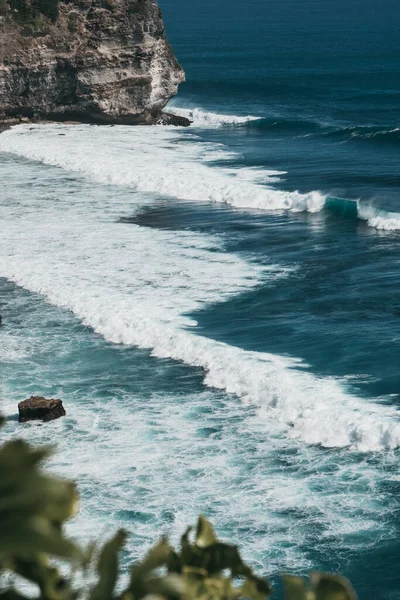 在印度尼西亚巴厘岛 鸟瞰着巨大的蓝色海浪冲撞和发泡 — 图库照片