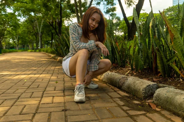 Uma Jovem Mulher Linda Vietnã Posando Para Câmera Parque Dia — Fotografia de Stock