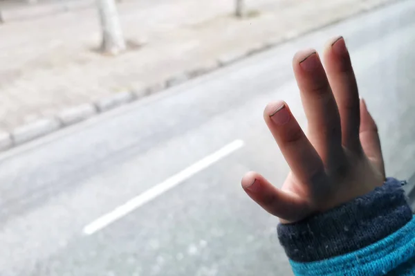Close Mão Uma Criança Com Unhas Sujas Uma Janela Carro — Fotografia de Stock