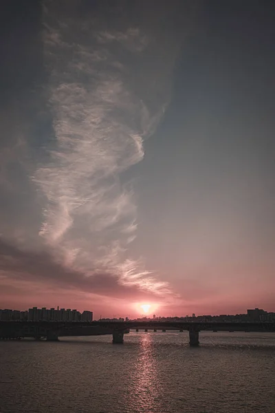 Een Prachtig Shot Van Zonsondergang Boven Het Stadsgezicht — Stockfoto