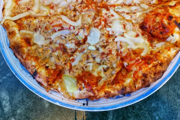 Seramik Beyaz Mavi Pla Eşit Dilimlere Bölünmüş Leziz Peynirli Pizzanın — Stok fotoğraf