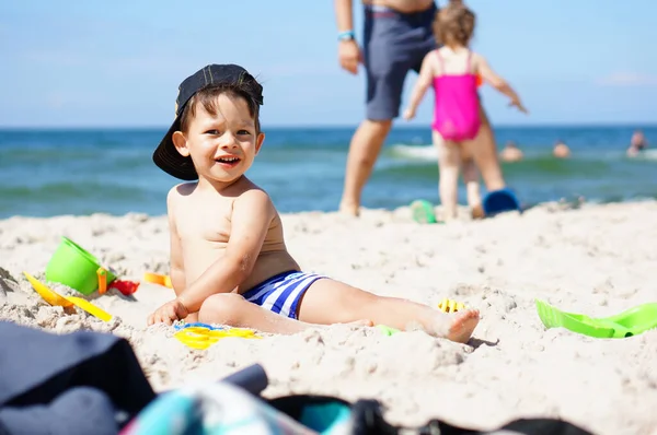 Сианозети Польша Июля 2016 Года Мальчик Сидящий Песке Играющий Пляжными — стоковое фото