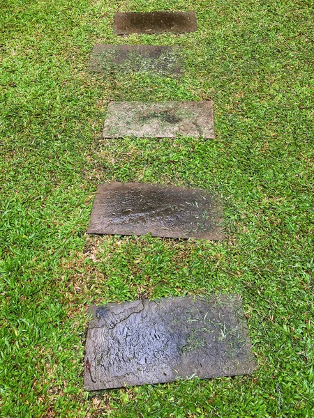 雨の後の舗装された庭道 チェンマイタイ — ストック写真